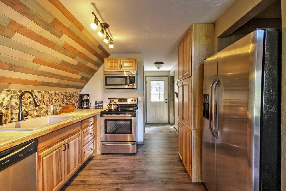 Hillside Cripple Creek Cabin with Hot Tub, Mtn Views!