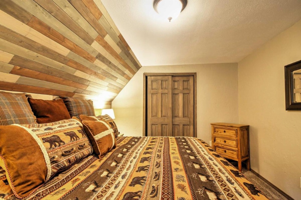 Hillside Cripple Creek Cabin with Hot Tub, Mtn Views!